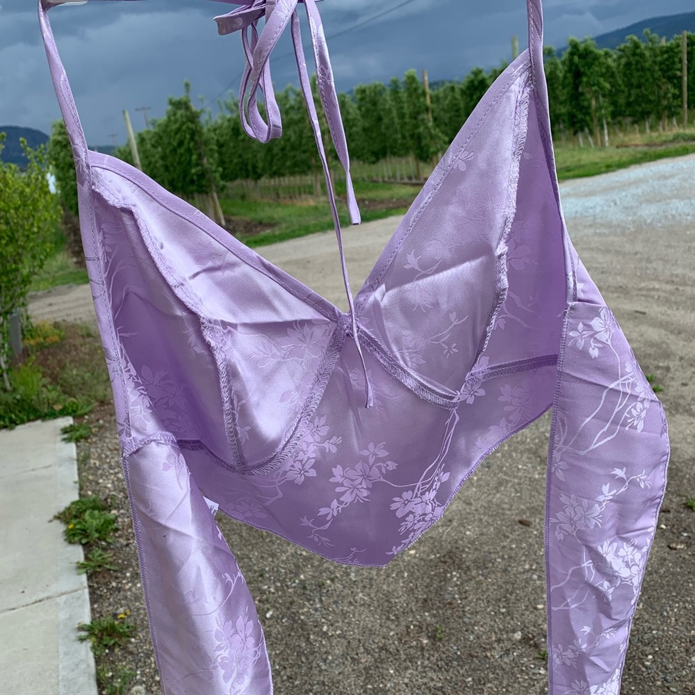 Halter Silk Tie Top Size small in lilac - Picture 7 of 11